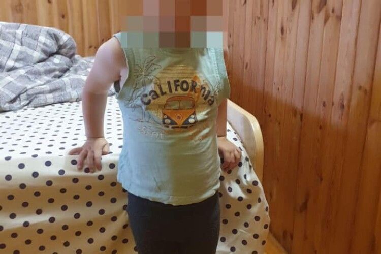 дитина в готелі