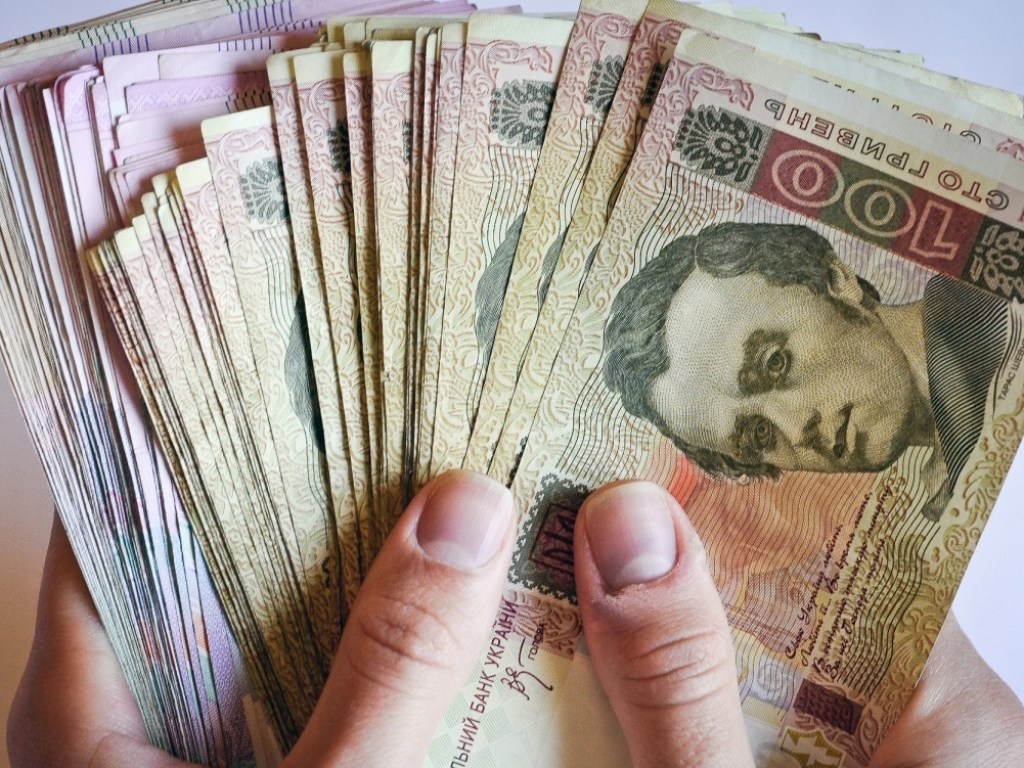 деньги в руках