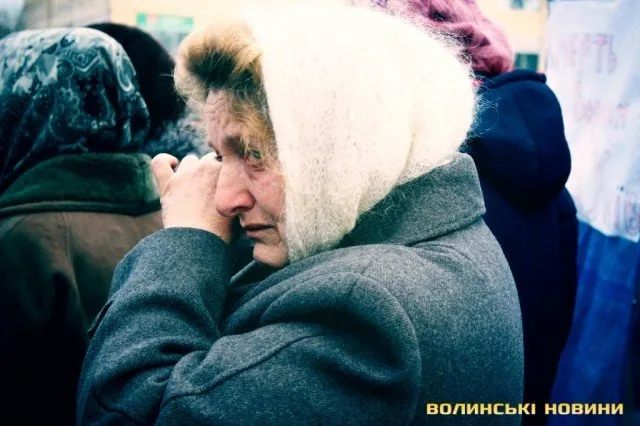 Лучани зібралися на Театральному майдані щоб помолилися за тих, хто загинув на Майдані у Києві (Фоторепортаж) — фото 7