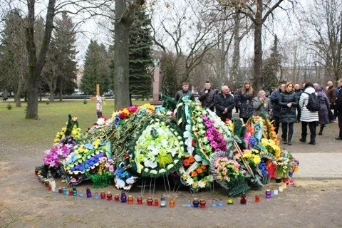 Понад тисяча лучан прийшли на Меморіальний комплекс Вічної Слави (Фоторепортаж) — фото 6