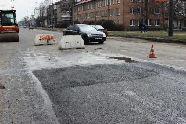 Сьогодні працівники ТзОВ «Луцькавтодор-сервіс» укладають  асфальт (Фоторепортаж) — фото 4