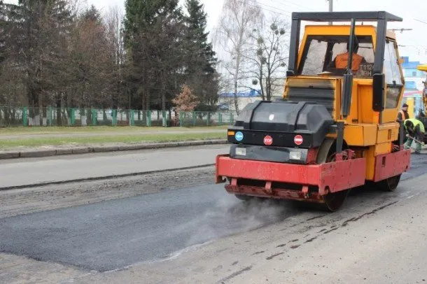 Сьогодні працівники ТзОВ «Луцькавтодор-сервіс» укладають  асфальт (Фоторепортаж) — фото 7
