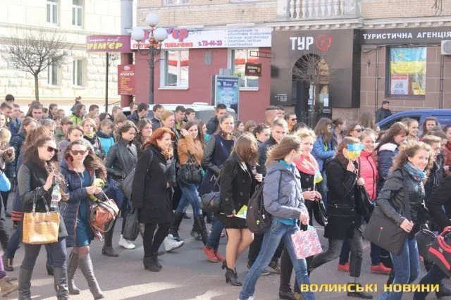 Декілька тисяч студентів луцьких навчальних закладів зібрались на центральній площі міста на віче миру (Фоторепортаж) — фото 3