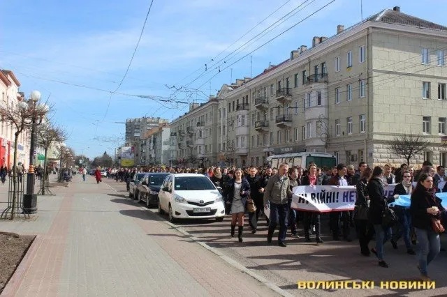 Декілька тисяч студентів луцьких навчальних закладів зібрались на центральній площі міста на віче миру (Фоторепортаж) — фото 4