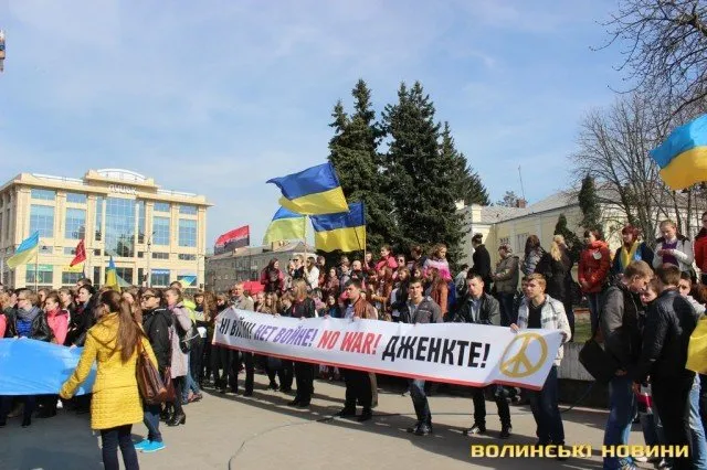 Декілька тисяч студентів луцьких навчальних закладів зібрались на центральній площі міста на віче миру (Фоторепортаж) — фото 7