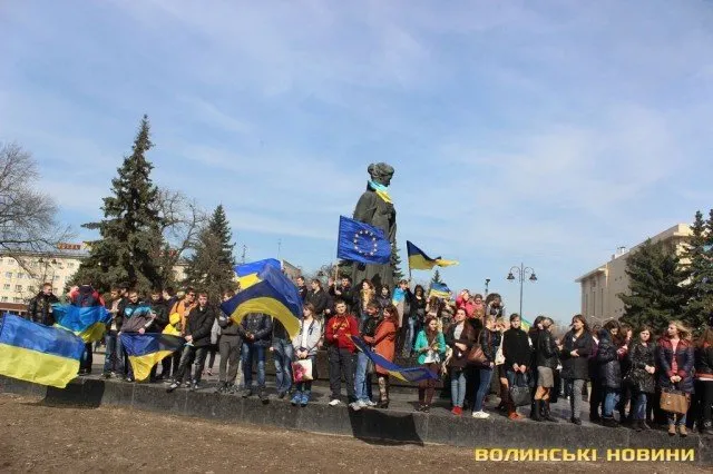 Декілька тисяч студентів луцьких навчальних закладів зібрались на центральній площі міста на віче миру (Фоторепортаж) — фото 8