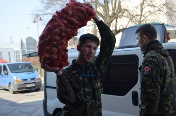 Фермери Волині зібрали харчі для бійців «Правого сектору», які охороняють кордон (Фоторепортаж) — фото 3