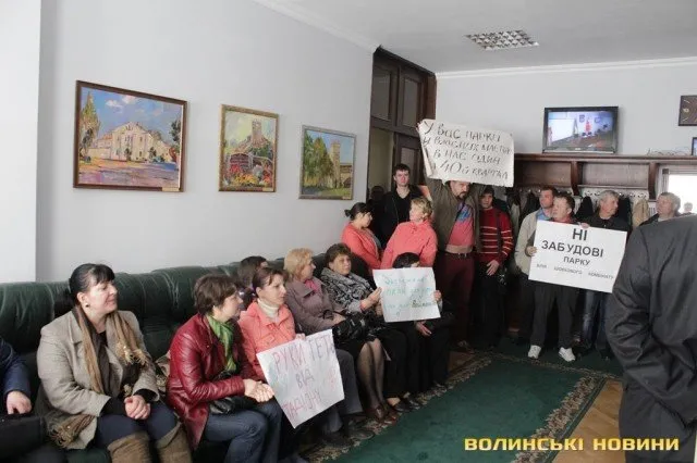 Люди прийшли у Луцьку міську ради з плакатами, щоб їх почули депутати (Фоторепортаж) — фото 1