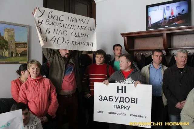 Люди прийшли у Луцьку міську ради з плакатами, щоб їх почули депутати (Фоторепортаж) — фото 7