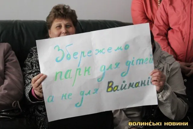 Люди прийшли у Луцьку міську ради з плакатами, щоб їх почули депутати (Фоторепортаж) — фото 8