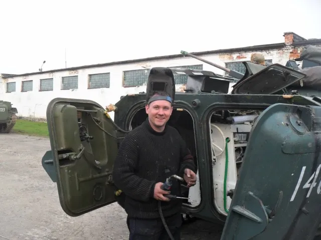 На Волині небайдужі громадяни допомагали відновлювати військову техніку (Фоторепортаж) — фото 8