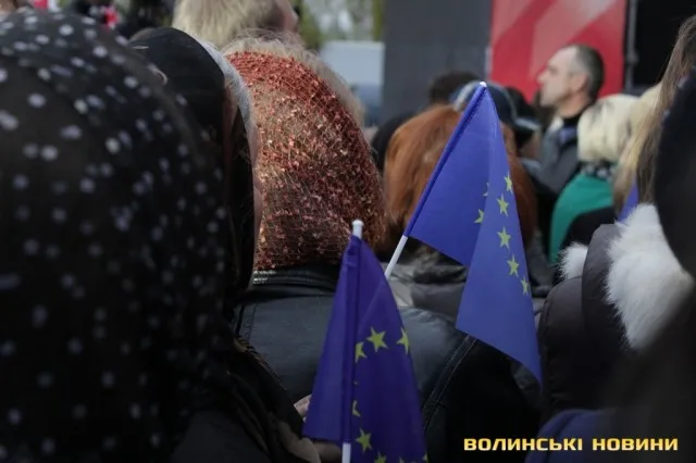 Пам'ять бійця спецпідрозділу «Альфа», вбитого сепаратистами у Слов'янську, лучани вшанували хвилиною мовчання (Фото) + (Відео) — фото 2
