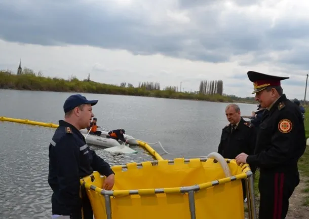 У Луцьку, рятувальники знешкоджували наслідки розлитих на поверхні водойми нафтопродуктів (Фото) — фото 3