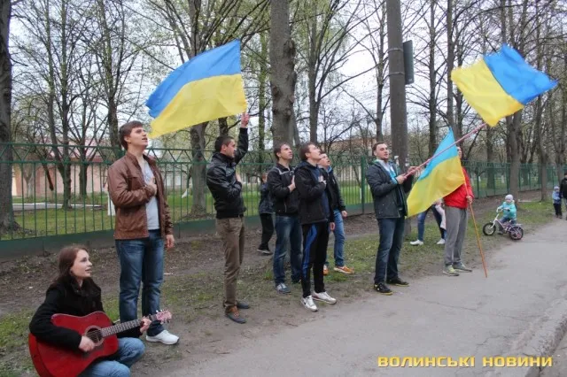 Студенти Луцького гуртожитку, виконали державний гімн України, на знак підтримки українських військових (Фото) + (Відео) — фото 5