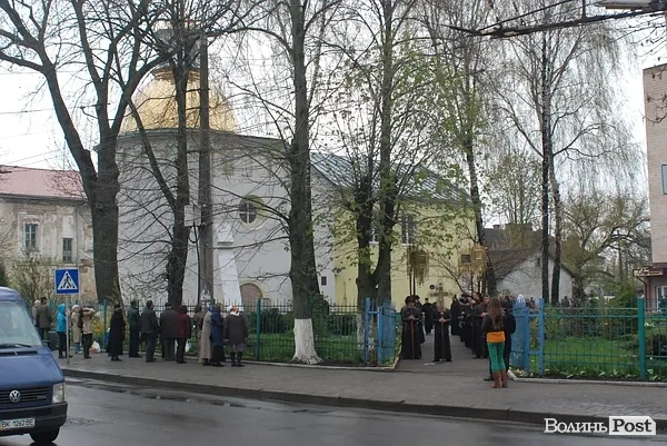 На центральних вулицях Луцька відбувся Страсний хресний хід (Фоторепортаж) — фото 1