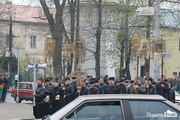 На центральних вулицях Луцька відбувся Страсний хресний хід (Фоторепортаж) — фото 2