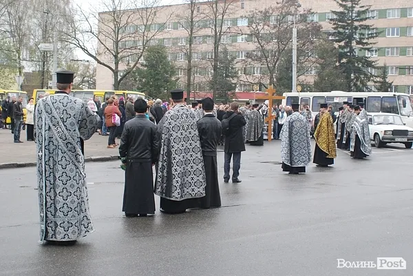 На центральних вулицях Луцька відбувся Страсний хресний хід (Фоторепортаж) — фото 3