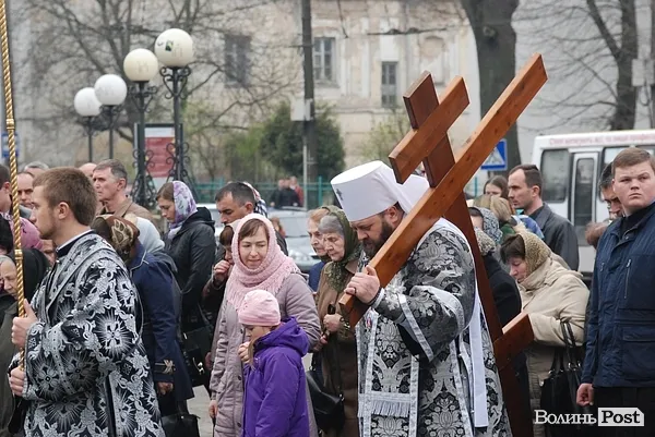 На центральних вулицях Луцька відбувся Страсний хресний хід (Фоторепортаж) — фото 4