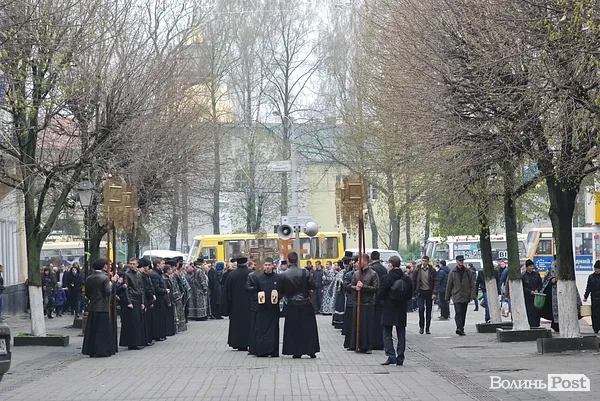 На центральних вулицях Луцька відбувся Страсний хресний хід (Фоторепортаж) — фото 5
