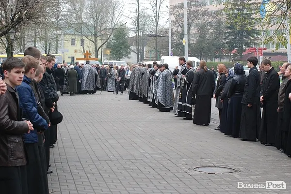На центральних вулицях Луцька відбувся Страсний хресний хід (Фоторепортаж) — фото 6