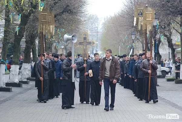 На центральних вулицях Луцька відбувся Страсний хресний хід (Фоторепортаж) — фото 7