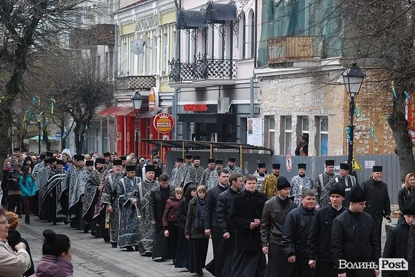На центральних вулицях Луцька відбувся Страсний хресний хід (Фоторепортаж) — фото 8