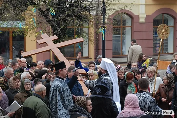 На центральних вулицях Луцька відбувся Страсний хресний хід (Фоторепортаж) — фото 9