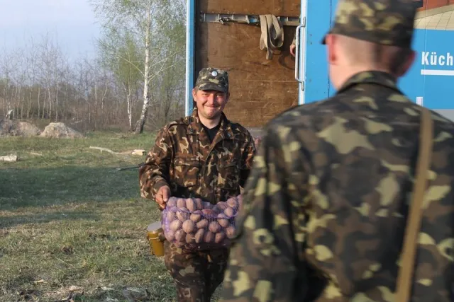 Волинським військовим привезли продукти харчування і навіть телевізор (Фоторепортаж) — фото 3