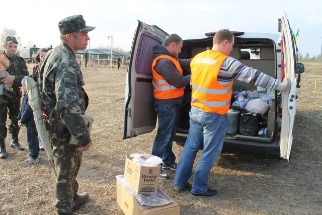 Волинським військовим привезли продукти харчування і навіть телевізор (Фоторепортаж) — фото 6
