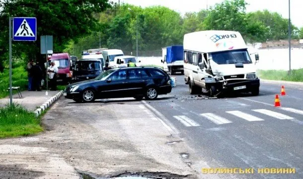 Бус врізався у легковик, який різко загальмував перед школярем (Фоторепортаж) — фото 1