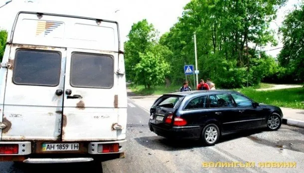 Бус врізався у легковик, який різко загальмував перед школярем (Фоторепортаж) — фото 3