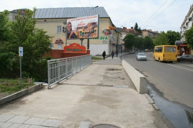 40 попереджувальних знаків, встановили у Луцьку (Фоторепортаж) — фото 1