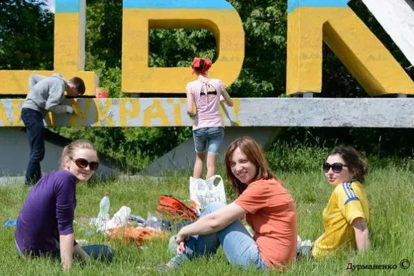 У Луцьку продовжують традицію розмальовування в'їзних знаків (Фото) — фото 3