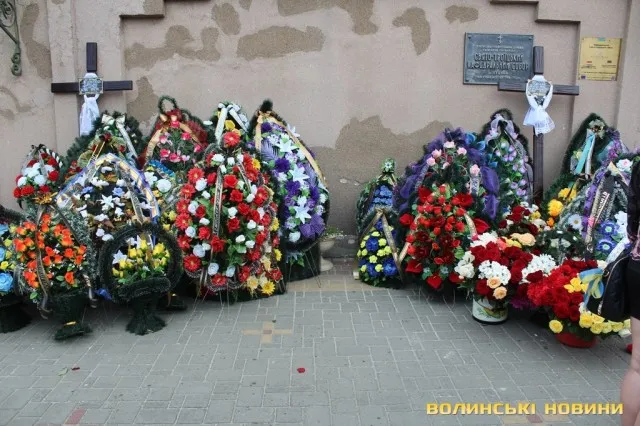 «Герої не вмирають» - під такі слова проводжав Луцьк убитих солдатів на Сході України (Фоторепортаж) + (Відео) — фото 1