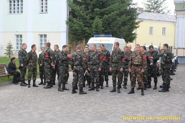 «Герої не вмирають» - під такі слова проводжав Луцьк убитих солдатів на Сході України (Фоторепортаж) + (Відео) — фото 2