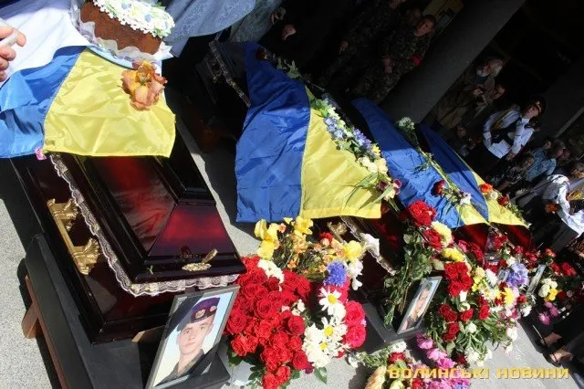 «Герої не вмирають» - під такі слова проводжав Луцьк убитих солдатів на Сході України (Фоторепортаж) + (Відео) — фото 9