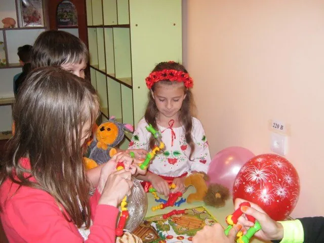 Дощик не завадив маленьким лучанам завітати на розважальні свята (Фото) — фото 5