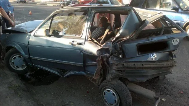 Легковик в'їхав у припаркований на узбіччі «Volkswagen Golf», якого після удару кинуло в дерево (Фото) — фото 3