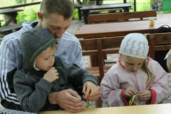 В Луцьку відбувся майстер-клас із плетення із синьо-жовтих стрічок (Фоторепортаж) — фото 1