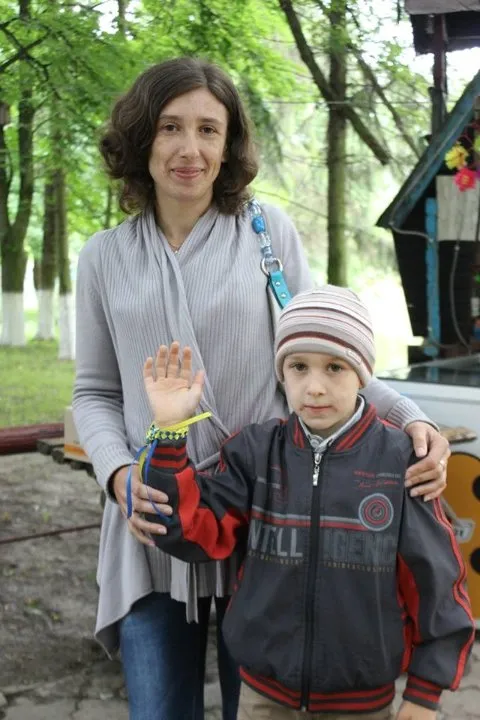 В Луцьку відбувся майстер-клас із плетення із синьо-жовтих стрічок (Фоторепортаж) — фото 6