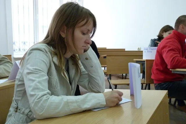 У Луцьку відбулися перші заняття з української мови для переселенців з Криму (Фото) — фото 2