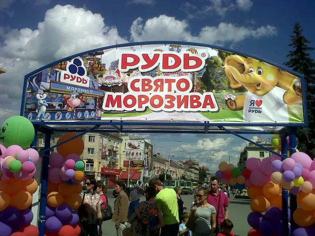 Святкова субота в Луцьку. Середньовіччя, гучна музика і щасливі діти — фото 5