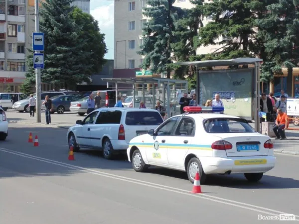 В центрі Луцька аварія. Автомобіль збив візок з дитиною — фото 1