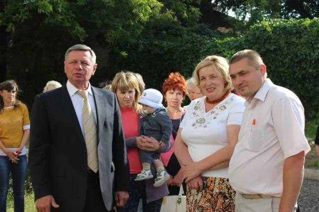 У Луцьку ремонтують дорогу у дворі будинку  на Рівненській вулиці. ФОТО — фото 3