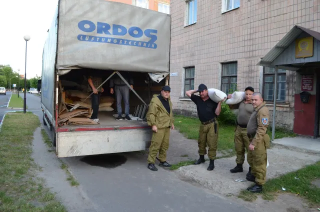 Активісти Волині зібрали 5 тонн їжі для "Айдару" — фото 1