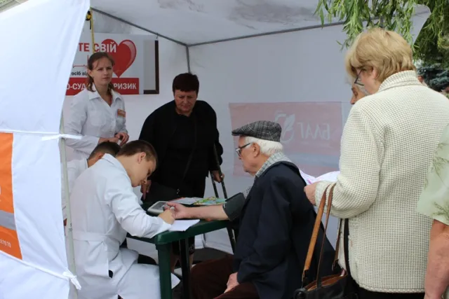 У Луцьку на Театральному майдані обстежують місцевих жителів щодо наявності серцево-судинного ризику — фото 1