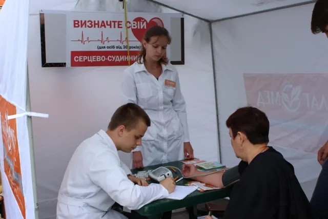У Луцьку на Театральному майдані обстежують місцевих жителів щодо наявності серцево-судинного ризику — фото 2