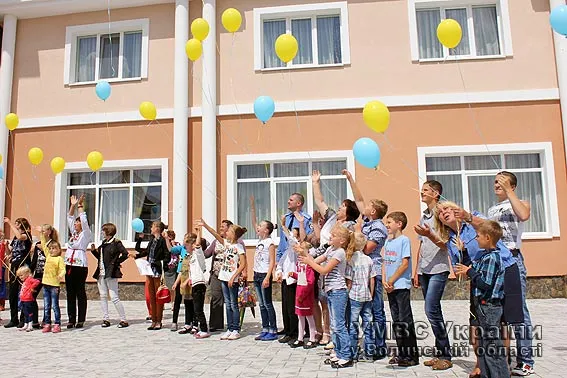 Волинські правоохоронці відвезуть дитячі листи-підтримки військовим на Сході. ФОТО — фото 6