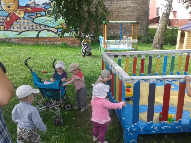 Волинські активісти збирають листи-підтримки та малюнки для українських військових на Сході — фото 2