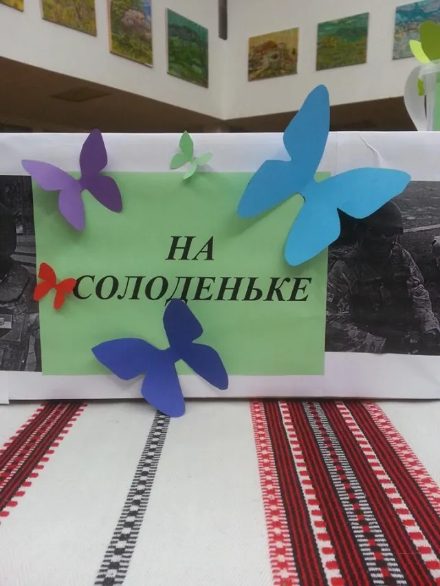 У Луцьку дівчата писали листи та збирали солодощі, щоб відправити українським військовим  на Сході — фото 1